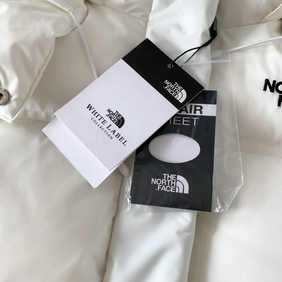 Women's model 💰P380 Style number: Y 165 The north face 🇰🇷Korean limited edition 2-in-1️⃣ short shoulder sleeve down jacket. Made of windproof fabric and high-density physical wind barrier, it can effectively reduce heat loss due to convection while also protecting the body's microclimate. The interior is filled with extremely fluffy duck down, which has high energy-keeping properties and is lightweight and warm. Two-wear design, the sleeves can be attached and removed at will through the wrap-around zippers on both sides, and the jacket turns into a vest in an instant, making it a two-wear suit, suitable for changing seasons. The embroidered brand LOGO is smooth and fine, full of texture and more recognizable. The hem is adjustable and has a built-in drawstring buckle, which can be adjusted and retracted at will, allowing for more dressing possibilities. (Sleeves are removable) Color: Brown Black White Size: XS-XL